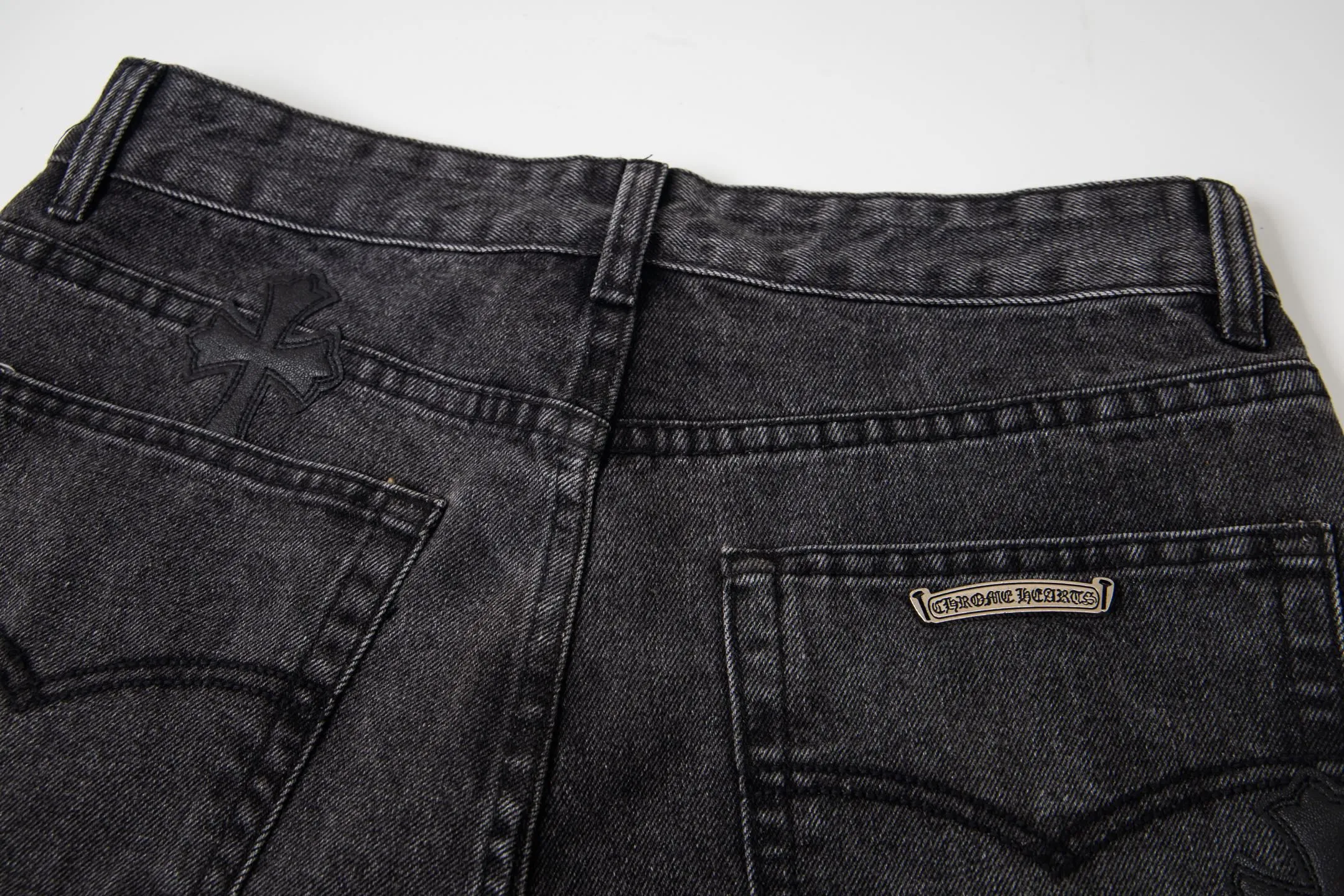 P300 💰 (Top version) Chrome Hearts Black Pinduo Black Leather Big Devil Cow King jeans. CH jeans need to be washed and then disassembled and hand-stitched with sheepskin cross leather and then spliced to complete. The whole process is too complicated to describe. About Chrome Hearts This is an extremely luxurious fashion brand that can also be called the nobility of the high street. It has always been an exclusive brand for some hipsters or the rich second generation. Compared with ordinary high streets, it is more luxurious and noble. Compared with luxury brands, it has a more fashionable personality. It has always been a brand that I have a special liking for. Color: black Size: 28-30-32-34-36 (corresponding to S-M-L-XL-XXL)